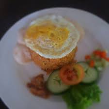 Goreng 1 telur mata sapi, tingkat kematangannya bisa disesuaikan dengan selera. Nasi Goreng Telor Mata Sapi Sapi Telor