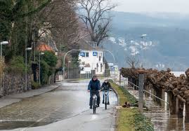Ein reißender fluss zog durch hennef und sorgte in der ortschaft für. Hochwasser Im Siebengebirge Aktuelle Lage Der Rheinpegel Steigt Weiter An