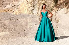Quando si riceve l'invito per partecipare ad un matrimonio, il pensiero vola subito all'outfit chic richiesto dall'occasione. Abbigliamento X Atelier Abiti Da Cerimonia Cerignola Foggia