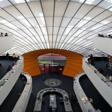 L Architecture Contemporaine Et Les Bibliotheques Du Monde Archzine Fr En 2020 Maison Cubique Extension Maison Bois Architecture Contemporaine
