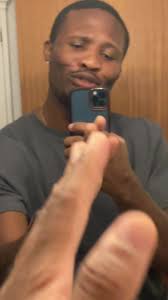 TikTok Trend Mann Mit Handy Vorm Spiegel