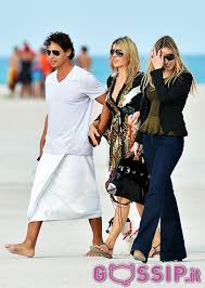 La concorrente del gf vip è stata sposata con cecchi gori dal 1983 al. Rita Rusic A Miami Insieme Al Toyboy Riccardo E Alla Figlia Vittoria Foto E Gossip