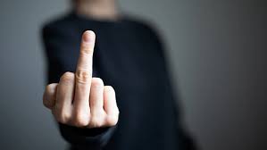 Un juez canadiense se pronuncia a favor de la peineta como "derecho  consagrado por Dios"