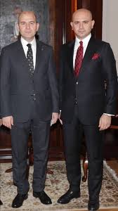 .sırasında çevirdiği oyunlar ile değerinin çok altında ele geçiren sezgin baran korkmaz, kervansaray bodrum otelin yanına yaptırdığı paramount otel ile türkiye nin gündemine bomba gibi düştü. Paramount Hotel Sezgin Baran Korkmaz A Nasil Gecti Cihan Eksioglu Devletin Tankiyla Otele Girdi Kronos News Bagimsiz Haber Sitesi