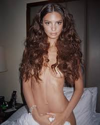 Dabei ist emily ratajkowski doch fast ein alter hase. Emily Ratajkowski Model Lasst Wieder Die Hullen Fallen