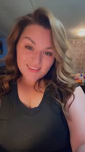 Holy cow what a year and hair dye can do! 👀 Which do you like better?  🤷🏼‍♀️ Comment ❤️❤️❤️ for red or 🤍🤍🤍 for blonde.