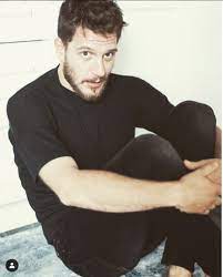 Uraz kaygılaroğlu is a turkish actor and tv presenter. The Star Of Sefirin Kizi Series Uraz Kaygilaroglu Shared His Pose With His Mother Gossip Hunters Poses Tv Stars Actors