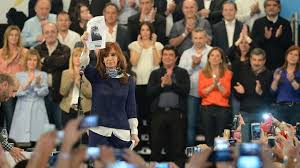 Resultado de imagen para FOTO DE CRISTINA K CON FOTO DE MALDONADO