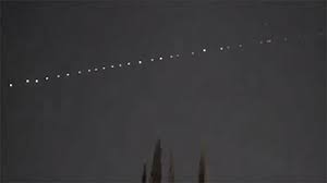 Die hellen lichterketten sind nur in der anfangsphase zu erkennen. Perlenschnure Am Nachthimmel Starlink Satelliten In Formation Wetternews Wetteronline