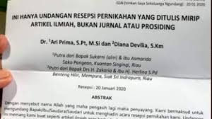 Kartu undangan ini sangat mewakili kesan bahagia dan romantis pernikahan. Heboh Undangan Pernikahan Ala Jurnal Ilmiah Publik Ini Revisi Ya