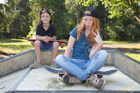 Erstens finden sie das perfekte hintergrundbild für ihren pc. Cool Junge Jungen Und Madchen Im Freien Mit Skateboard Lizenzfreie Fotos Bilder Und Stock Fotografie Image 54370698