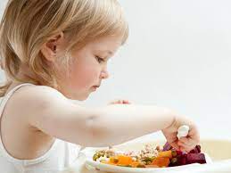 A partire dal momento in cui il bambino assume quattro pasti diversificati, a base di latte, frutta, verdure, cereali, e carne, la dieta viene ad assomigliare sempre più a quella degli adulti. Alimentazione Bimbo 18 24 Mesi Bimbisaniebelli It