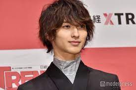 画像2 10 横浜流星の 武器 ピンク髪 パーマ ハイトーン ヘアカラー アレンジで印象ガラリ 2019年髪型変遷まとめ メンズパーマ パーマ ヘアカラー