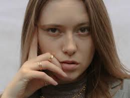 Elizabeth Moen shows strength in the face of daily struggle in “Headgear”  [Video]