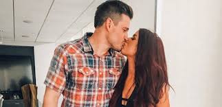 Her eldest sister melissa babysat her while she pursued her studies in her school. Teen Mom 2 Star Chelsea Houska Shares A Kiss With Husband Cole Deboer In New Family Photos The Inquisitr
