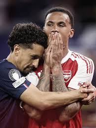 🥺🫂 After the penalty miss, Marquinhos goes immediately to 𝐡𝐮𝐠 𝐚𝐧𝐝  𝐜𝐨𝐧𝐬𝐨𝐥𝐞 Gabriel Magalhães on the pitch… 𝐏𝐫𝐨𝐩𝐞𝐫 𝐟𝐫𝐢𝐞𝐧𝐝,  𝐭𝐫𝐮𝐞 𝐜𝐚𝐩𝐭𝐚𝐢𝐧. ❤️‍🩹👏🏼