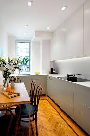 De esta forma también aumentaréis la originalidad de vuestra cocina. Cocina Blanca Y Gris De Estilo Moderno Con Comedor Clasico