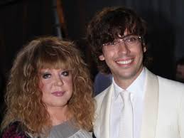 Музыкальный критик сергей соседов считает, что певица алла пугачева не счастлива в браке с комиком максимом галкиным. Galkin Pokazal Novoe Foto Pugachevoj V Derevne Gryaz Ekspress Gazeta