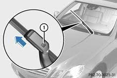 Mercedes Benz Classe E Remplacement Des Balais D Essuie Glace Essuie Glaces Eclairage Et Essuie Glaces Manuel Du Conducteur Mercedes Benz Classe E
