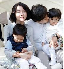 송승헌 / song seung hun (song seung heon). Song Seung Heon With Lee Young Ae Jealous Of The Happy Family Lee Young Studio Family Portraits Family Posing