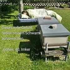Dieses Tolle Gefuhl Neben Seinem Schwarm Aufzuwachen Imker Bienenzucht Im Garten Bienen
