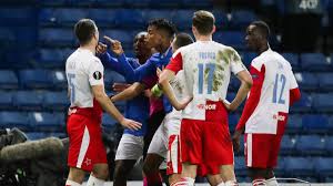 | glen kamara (finnland) bekommt in der gegnerischen hälfte einen freistoß zugesprochen. Glen Kamara Rangers Erneuert Rassismus Vorwurfe Gegen Ondrej Kudela Kicker