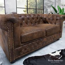 Our chesterfield two seater antique brown sofa is handcrafted with 100% genuine leather with an original low back design, comfy curved arms and the high our chesterfield antique green genuine leather antique two seater sofa is handcrafted to meet your needs. Pin Auf Chesterfield Design