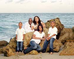 Pin By Suzanne Bokor On Photo Ideas Beach Family Photos Family Beach Pictures Family Portrait Poses