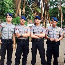 Berikut beberapa contoh gambar poster lalu lintas, lengkap dengan kalimat dan slogannya fokus akan terbagi, ketika memainkan hp sambil membawa mobil. Yuk Mengenal Jenis Jenis Seragam Polisi Di Indonesia Fopasbin