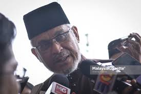 Checks by malay mail in the subang perdana. Chinese Road Signs State Government S Decision Khalid Samad Malaysiagazette English Version
