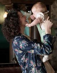 Starz Has Released A New Photo Of Claire Caitriona Balfe Holding Baby Briana Outlander Season 3 Outlander Tv Outlander Costumes