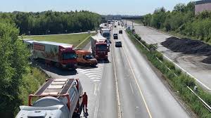 Sdělila to mluvčí technické správy komunikací (tsk) barbora lišková. Na D11 Za Prahou Havarovala Dodavka S Autobusem Doprava Smerem Na Hradec Kolabuje Blesk Cz