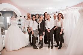 Sie können aber auch mit retro durch klick auf das kleid ihrer wahl kaufen sie ihr gewünschtes brautkleid direkt beim händler. Team Brautmoden Jelen