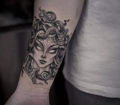 9 Beautiful And Scary Medusa Tattoo Designs Medusa Tattoo Design Medusa Tattoo Special Tattoos