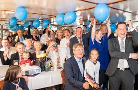 Her birthday, what she did before fame, her family life, fun trivia facts family life. Afd Mitglieder In Feierlaune Jubeln Passanten Auf Den Brucken Uber Den Neckar Zu Stuttgarter Nachrichten