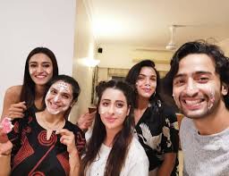 Shaheer Sheikh Erica Fernandes Celebrated On Screen Mother Supriya Pilgaonkar S Birthday Iwmbuzz She is the daughter of actor, director, and producer sachin pilgaonkar and actress supriya pilgaonkar. shaheer sheikh erica fernandes