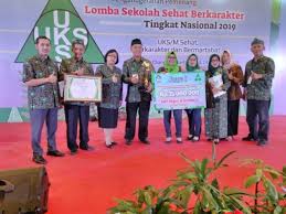 Ada banyak jenis surat rekomendasi yang bisa dikeluarkan oleh kepala sekolah, namun salah satu yang sering kita temukan adalah surat rekomendasi kepala sekolah untuk beasiswa. Smpn 26 Surabaya Raih Predikat Sekolah Sehat Nasional 2019 Kumparan Com