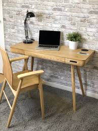 Mungkin bagi kamu yang menyukai pekerjaan dengan situasi yang terlihat lebih santai, maka tak ada salahnya bagi kamu untuk. 60 Meja Komputer Minimalis Desain Modern Harga Besi Kayu