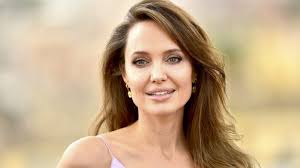 One's built a cyborg/angelina jolie so human, that they hope, she'll get into the competition's hq and explode. Angelina Jolie Gaat Richting De Vijftig Ik Kijk Ernaar Uit Linda Nl