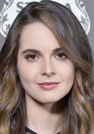 Fan Casting Danielle Campbell as Leah Penn-Leith in Love Practically