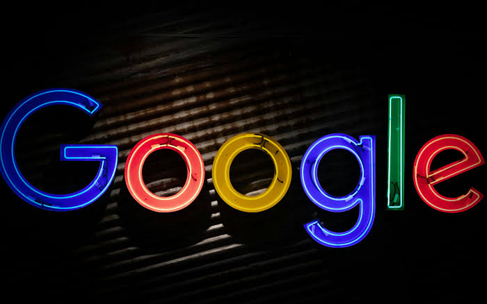 Segnaletica luminosa al neon con logo Google foto – Immagine gratis di Ufficio su Unsplash