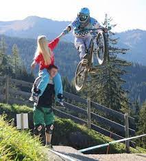 fist bumps 自転車に乗る 自転車 マウンテンバイク