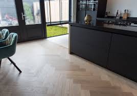 superluxe zwarte keuken met visgraat vloer wit en grijs geolied de vloer werd geplaatst door the woodstore foto interieurontwerp keuken visgraat vloer thuis