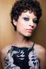 On the side of your hair with more hair, section off about two thirds of your hair near the front of your head. 50s Hairstyles Our Favorite Retro Looks Plus 2 Hair Tutorials