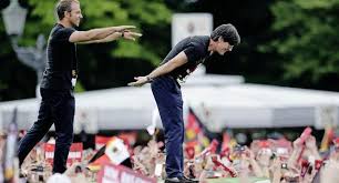 Es soll zwar weiterhin ballbesitzfußball gespielt werden, aber mit mehr tempo. Jogi Low Hort Als Deutscher Bundestrainer Auf Schaffhauser Nachrichten