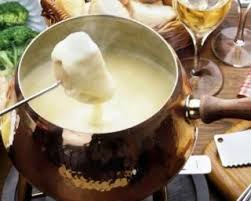 Recette De Fondue Suisse Un Peu Legere Au Gruyere Et Au Vacherin Recette Fondue Suisse Recette Recette Fondue