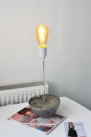 Ein rhabarberblatt darauflegen, die unterseite zeigt nach oben. Diy Burolampe Fur Schreibtisch Lampe Aus Beton Mit Betonsockel Vintage Gluhbirne Einfach Selber Machen Lampe Vintage Gluhbirne Betonlampe