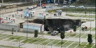 Una enorme voragine si è aperta all'alba di venerdì nel parcheggio dell'ospedale del mare, nella periferia est della città, evacuato per precauzione. Napoli Paura Per L Enorme Voragine Nel Parcheggio Dell Ospedale Del Mare