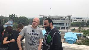 Du coup on ne sait plus ce qu'il faut faire, ce qu'il faut comprendre. Les Premieres Images Du Voyage D Alain Soral Et Dieudonne En Coree Du Nord Egalite Et Reconciliation