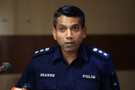 Ketua polis daerah petaling jaya, asisten komisioner nik ezanee mohd faisal, berkata pegawai ketika ini, pegawai berkenaan menghadapi masalah tekanan dan sedang mendapatkan rawatan di hospital, katanya pada sidang media di ibu pejabat polis daerah (ipd) petaling jaya, di sini, hari ini. Kelab Golf Di Petaling Jaya Ingkar Pkp Disiasat Polis The Capital Post